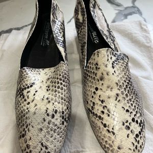 NWOT Snake print women’s leather loafers.